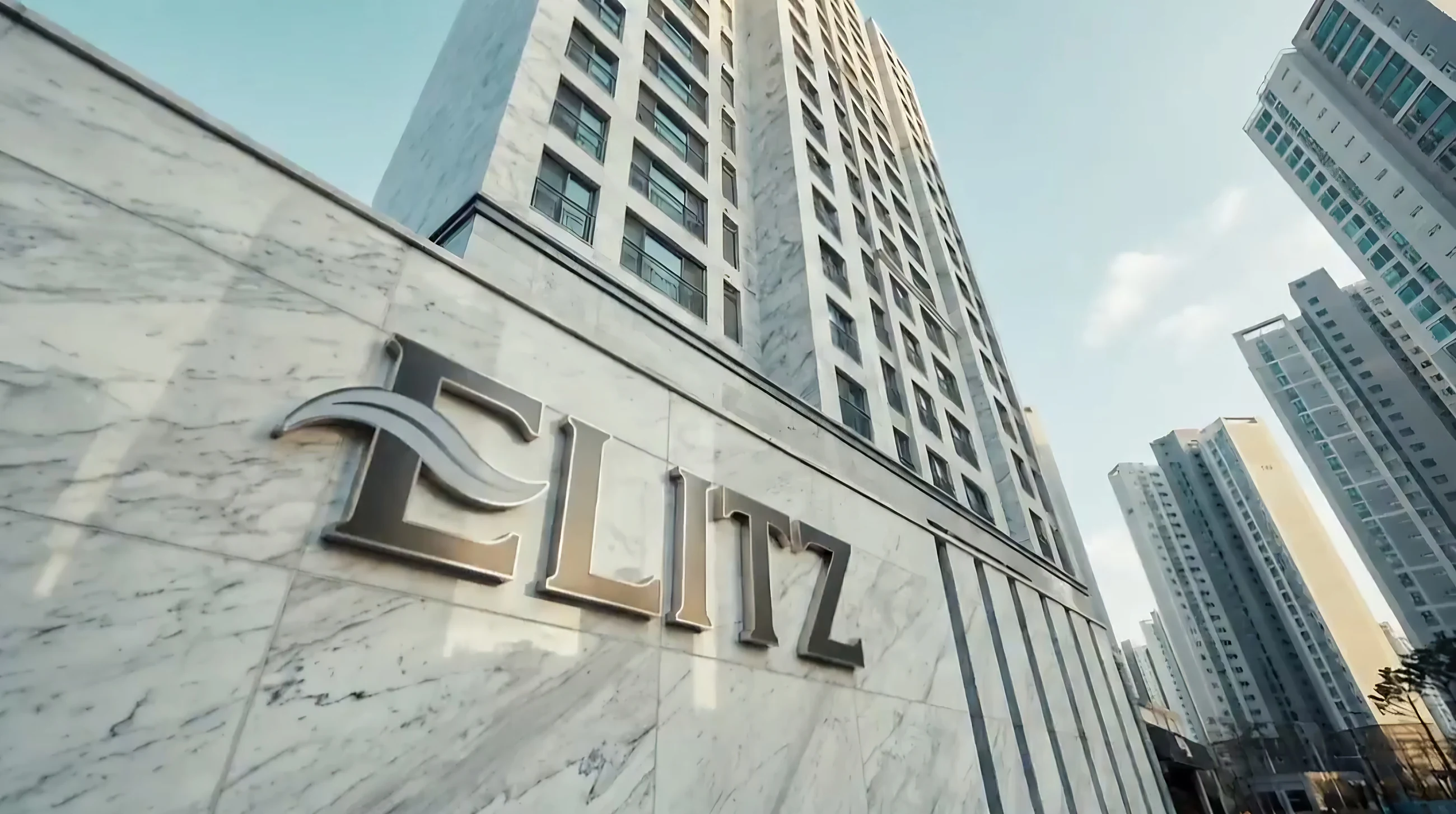 ELITZ 사인이 보이는 건물 외관